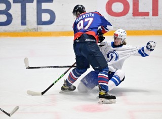 Сахалинские Акулы - МХК Динамо Москва